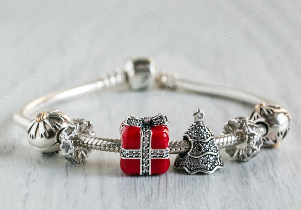 Forretningsmand Nikke foretrækkes Pandora bracelet jewelry – Stock Editorial Photo © arcadi1962 #96337798