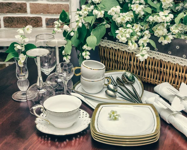 Geschirr und Jasminblüten. Retro-Stil — Stockfoto