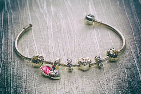 Bijoux bracelet Pandora, style rétro — Photo