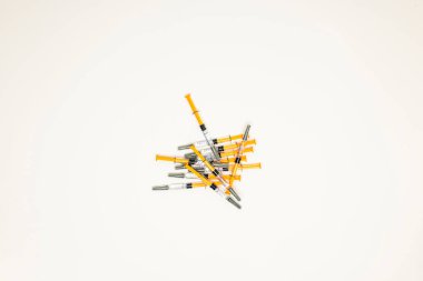 beyaz arkaplan ile görüntünün ortasında bir tümsek oluşturan heparin şırıngaları