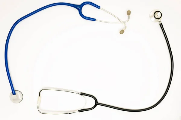 Två Stetoskop Som Omger Vit Bakgrund — Stockfoto