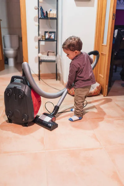 Pequeño Chico Aspirando Casa Haciendo Tarea — Foto de Stock