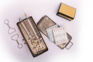 Yeniden kullanılabilir iğneli antika cam şırınga. beyaz arkaplan.