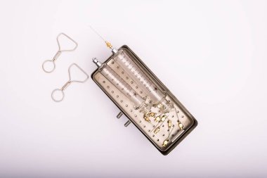 Yeniden kullanılabilir iğneli antika cam şırınga. beyaz arkaplan.