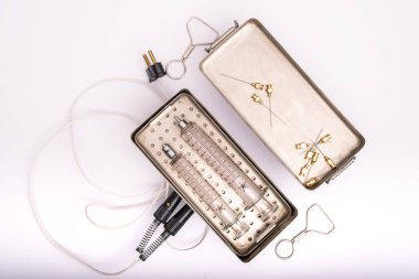 Yeniden kullanılabilir iğneli antika cam şırınga. beyaz arkaplan.