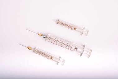 Yeniden kullanılabilir iğneli antika cam şırınga. beyaz arkaplan.