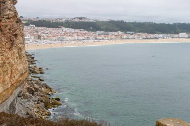 Sahil kayalıkları ve deniz duvar kağıdı gibi. Portekiz 'de Nazilerin uçurumları.
