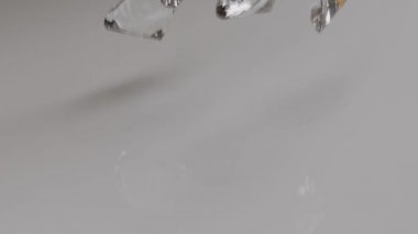 Elmaslar beyaz arka planda düşüp zıplıyorlar