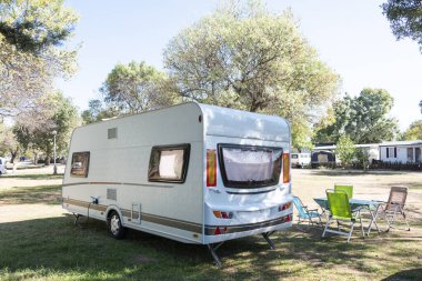 İki Kafkasyalı çocuk bir karavanda oynar ve alternatif tatiller geçirir.