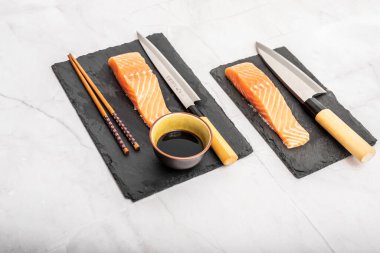 Suşi ve sashimi pişirmek için somon filetosu. çiğ balık