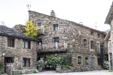 Tipik kırsal alanlar, siyah taştan yapılmış. Alcarria 'nın siyah köyleri