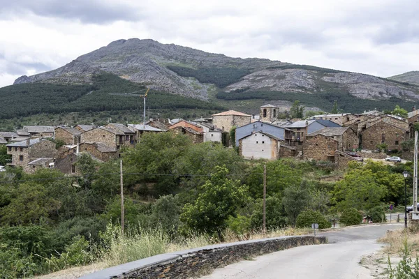Typowe krajobrazy wiejskie zbudowane z czarnego kamienia łupkowego. Czarne wioski alkarrii — Zdjęcie stockowe