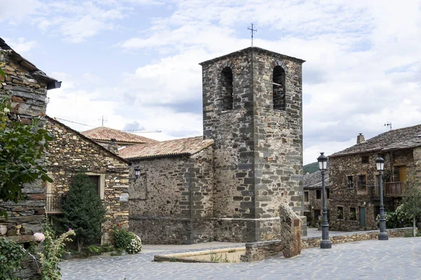 Paisajes rurales típicos construidos con piedra pizarra negra. Pueblos negros de la alcarria —  Fotos de Stock