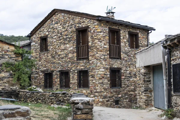 Paisajes rurales típicos construidos con piedra pizarra negra. Pueblos negros de la alcarria —  Fotos de Stock