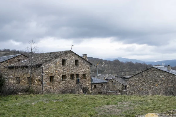 典型的乡村景观是用黑色石板建成的.Alcarria的黑人村庄a — 图库照片