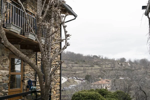 Paisajes rurales típicos construidos con piedra pizarra negra. Pueblos negros de la alcarria —  Fotos de Stock