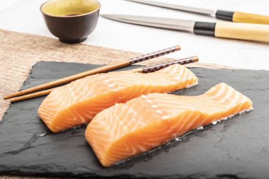 Somon filetosu ile suşi hazırlığı. Geleneksel Japon mutfağı