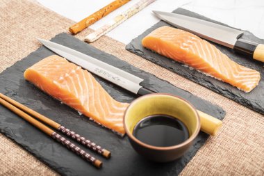 Somon filetosu ile suşi hazırlığı. Geleneksel Japon mutfağı