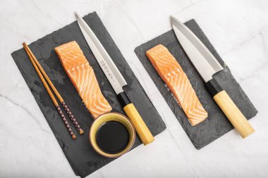 Somon filetosu ile suşi hazırlığı. Geleneksel Japon mutfağı