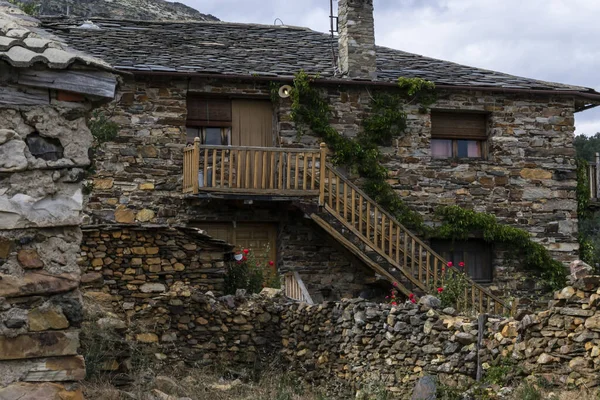 Typische ländliche Landschaften aus schwarzem Schieferstein. Schwarze Dörfer der Alcarria — Stockfoto