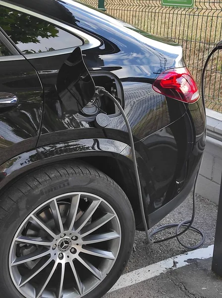 Madrid, 2021. szeptember 26., Új mobilitás az éghajlatváltozás kezelése érdekében. Elektromos autó újratölti az akkumulátorokat egy szabad ponton. — Stock Fotó