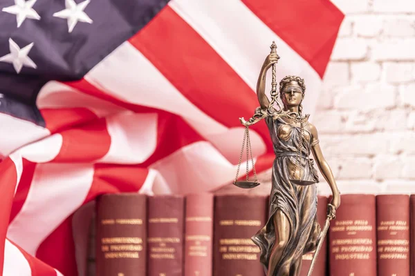Statua sprawiedliwości Themis lub Iustitia, zawiązana na oczy bogini sprawiedliwości przeciwko fladze Stanów Zjednoczonych Ameryki, jako pojęcie prawne. — Zdjęcie stockowe