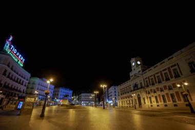 Madrid 'deki boş Puerta del Sol Meydanı, Coronavirus ikinci dalgası sırasında Covid-19 enfeksiyonlarını önlemek için gece yarısından sabah 6' ya kadar uygulanan sokağa çıkma yasağı sonrasında