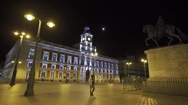 Pedestres Solitários Ciclista Entrega Cruzam Praça Puerta Del Sol Vazia — Vídeo de Stock