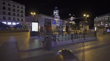 Boş Puerta del Sol, ön planda metro girişi ve arka planda Madrid 'in bölgesel hükümet binası, gece sokağa çıkma yasağı sırasında covid enfeksiyonlarını önlemek için.