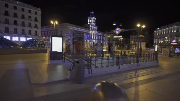 空旷的Puerta Del Sol 前厅的地铁入口和马德里区域政府大楼的背景图 在宵禁期间为遏制眼镜蛇感染 — 图库视频影像