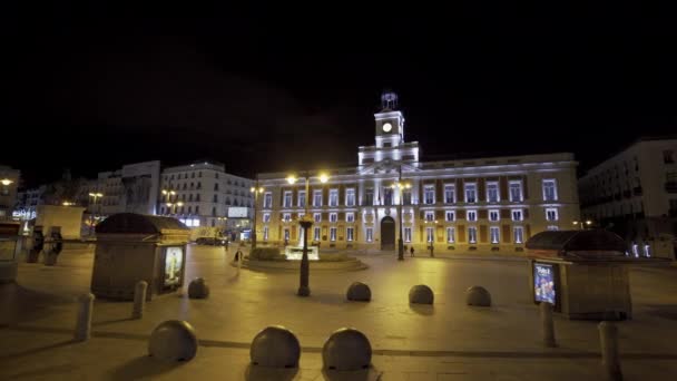 Ein Paar Fußgänger Überqueren Und Gehen Über Den Platz Puerta — Stockvideo