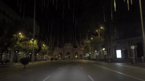 马德里的主要地标之一Puerta Alcala位于Alcala街上 在午夜至早上6点宵禁结束后 街道上空无一人 以遏制考拉病毒的感染 — 图库视频影像