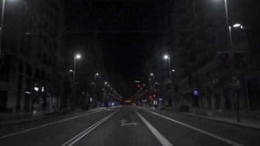 Madrid 'in en kalabalık caddelerinden biri olan Gran Via' da, Coronavirüs enfeksiyonlarını önlemek için gece yarısından sabah 6 'ya kadar sokağa çıkma yasağı uygulanması sonrasında çekilen trafik yok. 