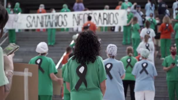 간호사 종사자들은 리본을 앞에서 코로나 바이러스에 맞서기 방법을 요구하는 시위를 — 비디오