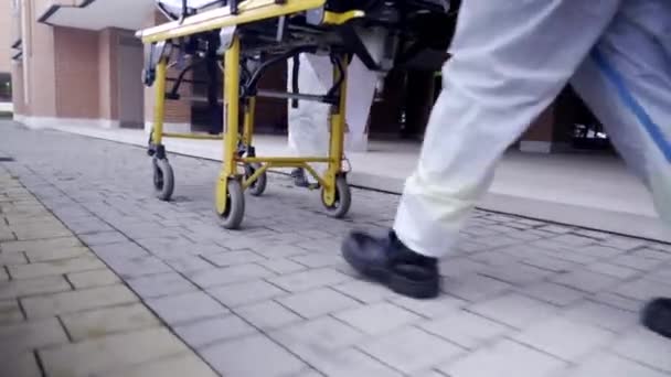 Notarzt Und Krankenschwester Oder Sanitäter Persönlicher Schutzausrüstung Transportieren Während Der — Stockvideo