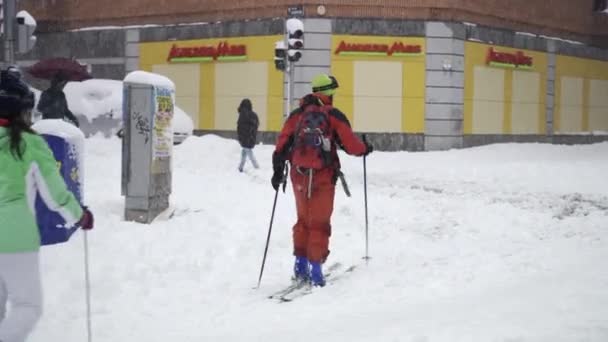 Mężczyzna Kobieta Nartach Przemierzają Śnieg Środku Drogi Centrum Madrytu Sztormie — Wideo stockowe