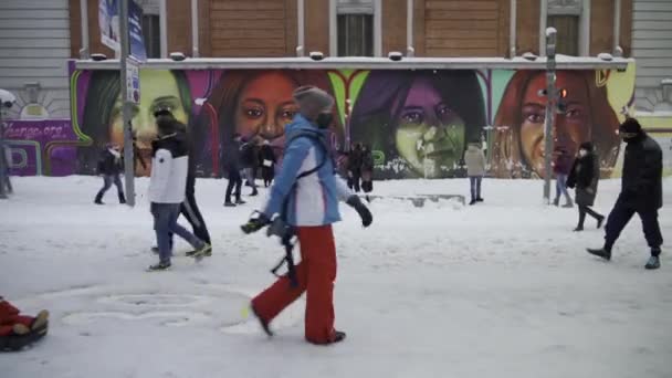 Femme Traînant Traîneau Improvisé Fait Avec Une Demi Valise Dans — Video