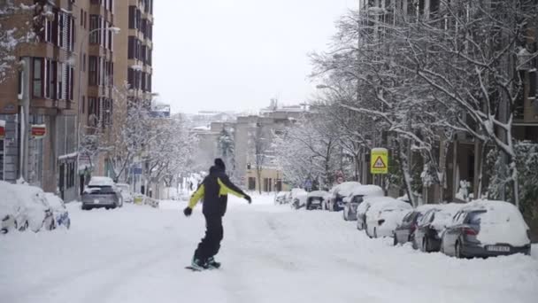 Homme Pratique Snowboard Milieu Une Route Descente Couverte Neige Dans — Video