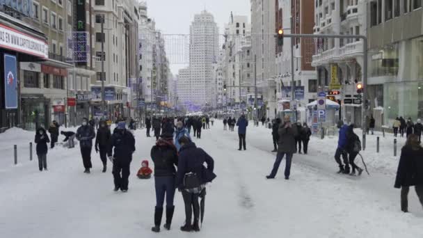 Dutzende Von Menschen Spazieren Und Fotografieren Inmitten Der Gran Madrid — Stockvideo