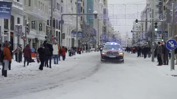 Czterech Czterech Ratowników Ratowniczych Przejeżdża Przez Gran Madrycie Pokryta Śniegiem — Wideo stockowe