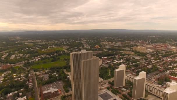 Олбані повітряних летить над downtown. — стокове відео