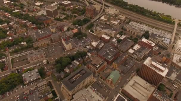 Albany voo aéreo para trás sobre o centro da cidade — Vídeo de Stock