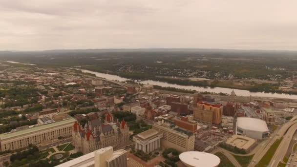 Albany voo aéreo para trás sobre o centro da cidade . — Vídeo de Stock