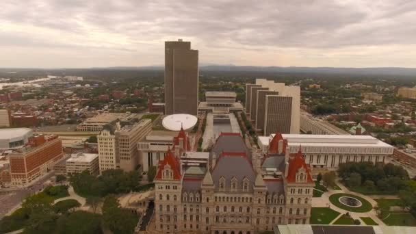 Albany antenn flyger bakåt över downtown — Stockvideo