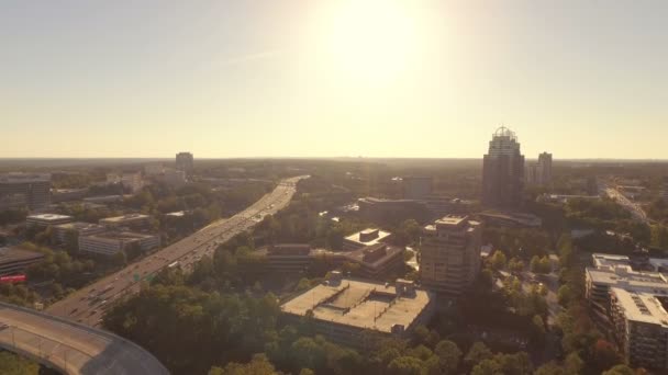 Atlanta luchtfoto vliegen laag over Sandy Springs — Stockvideo