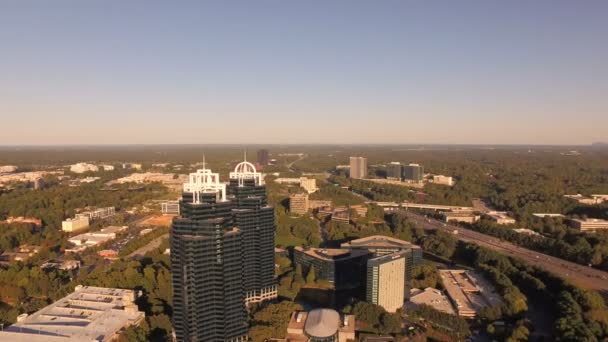 Atlanta hava uçan tür ve Kraliçe binalar çevresinde — Stok video