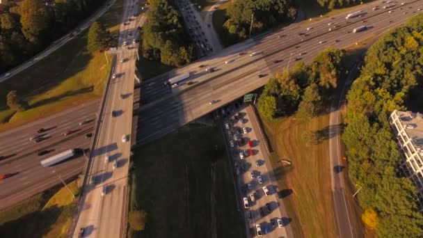 Atlanta Aérea Volando bajo mirando hacia abajo sobre la autopista — Vídeos de Stock