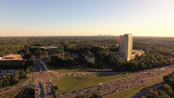 Atlanta voo aéreo baixo sobre auto-estradas em Sandy Springs — Vídeo de Stock