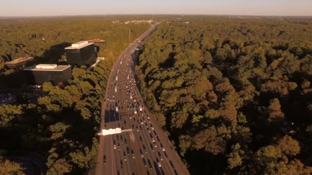 Atlanta luchtfoto vliegen laag achteruit over de autosnelweg — Stockvideo