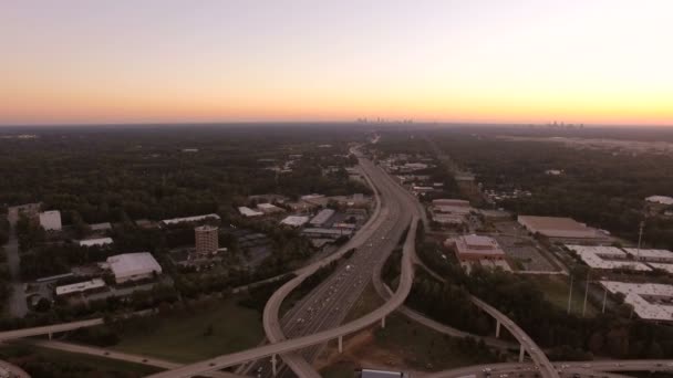 Atlanta-Flugzeug fliegt über Spaghetti-Kreuzung — Stockvideo